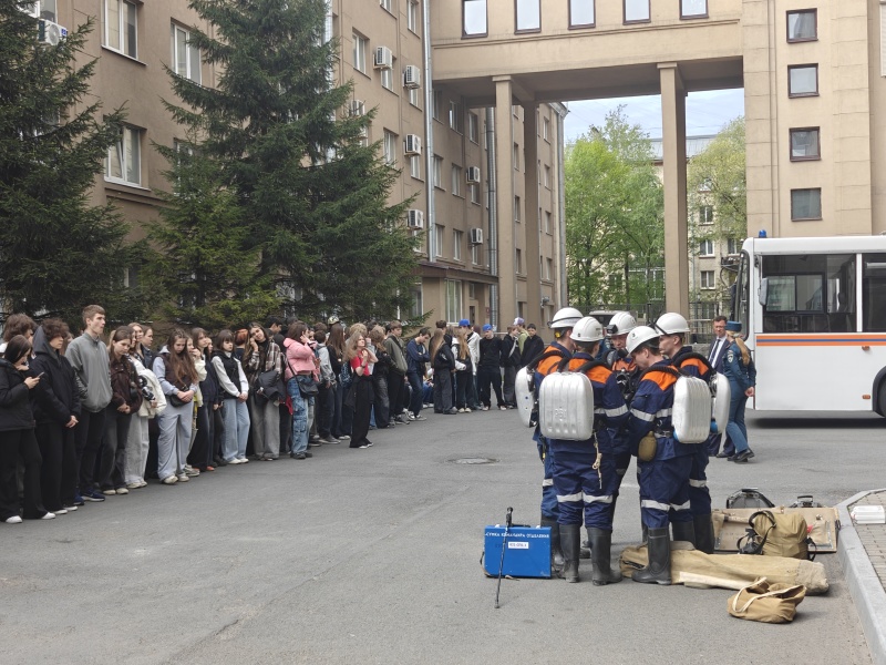 Личным составом ВГСВ (г. Санкт-Петербург) ВГСО 21 проведено практическое занятие  (мастер-класс) по отработке навыков разведки, поиска и спасения людей в условиях аварий в горных выработках