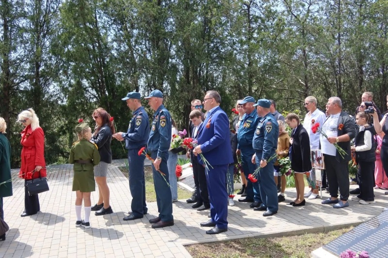 В преддверии празднования 81-й годовщины Победы в Великой Отечественной войне личным составом ВГСП (г. Севастополь) ВГСО 21 проведена работа по благоустройству территорий у мемориалов воинских захоронений