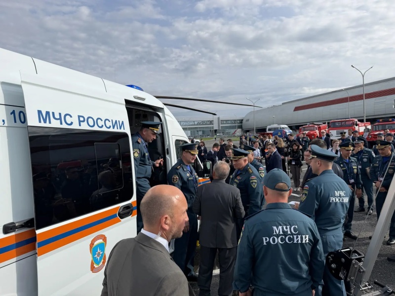 Александр Вячеславович Куренков и Рустам Нургалиевич Минниханов оценили в рамках XVI Международного салона средств обеспечения безопасности «Комплексная безопасность - 2026» современное горноспасательное оборудование и автомобильную технику.